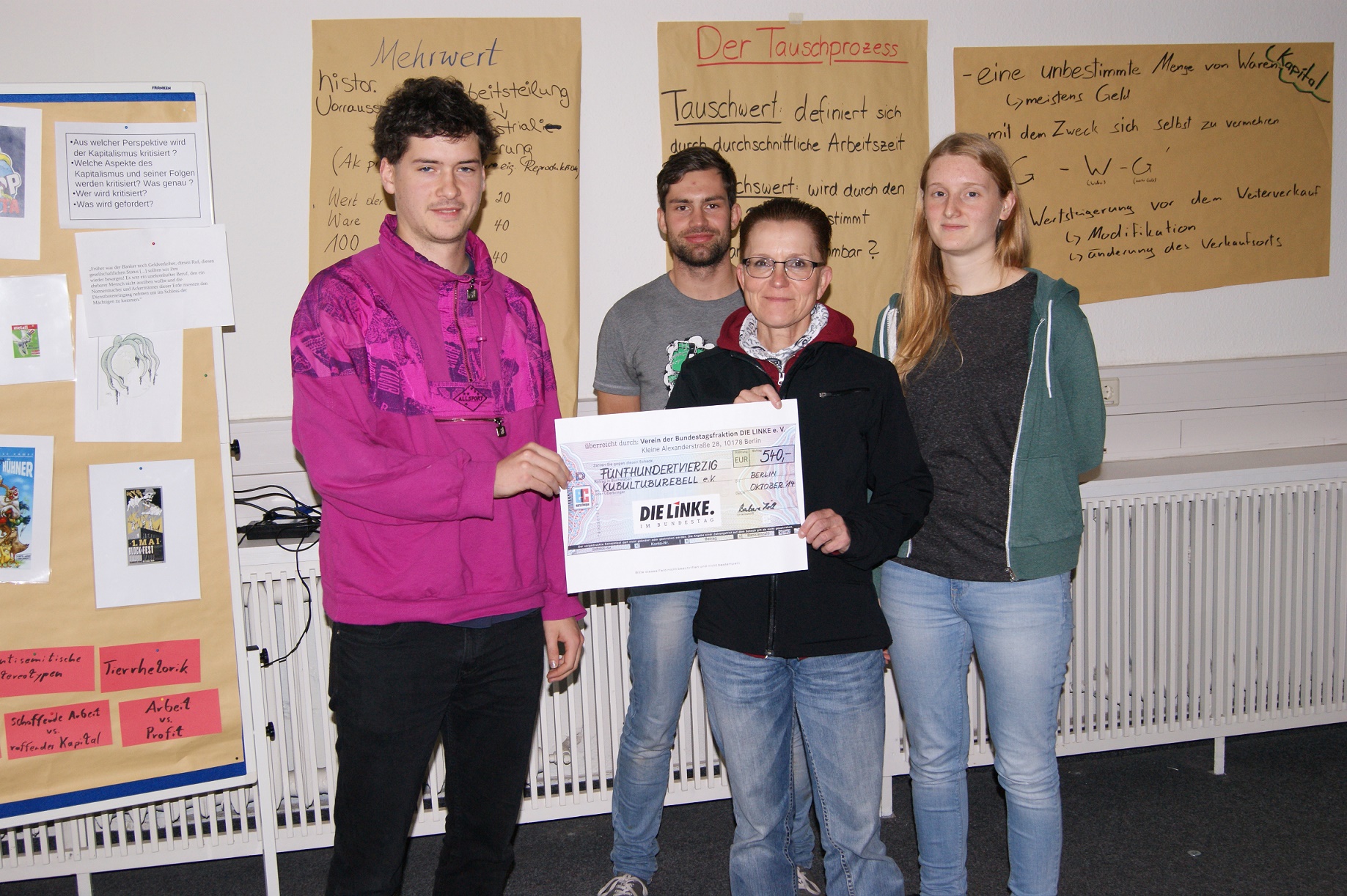 Petra übergibt den Scheck in Höhe von 540 € für die Bildungsgruppe